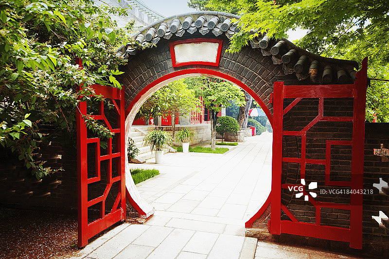 中国山东省青岛，湛山寺，一座寺庙的入口图片素材