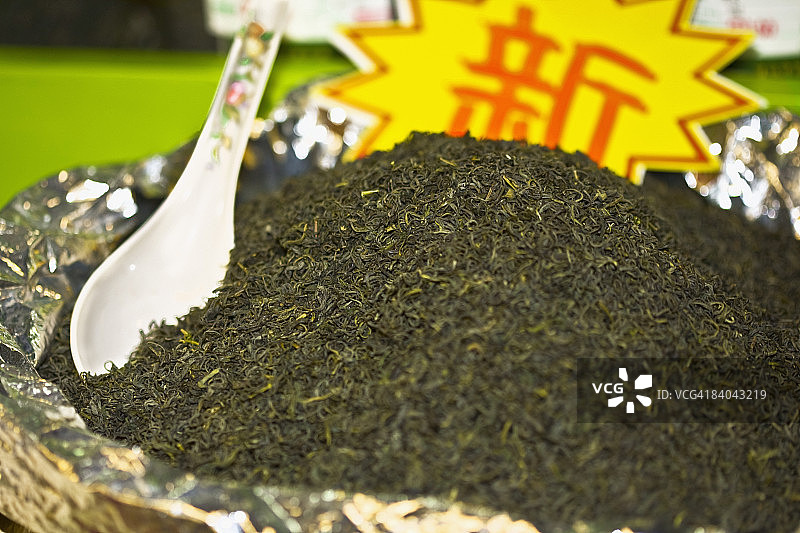 中国山东省青岛的一个市场摊位上的茶叶图片素材