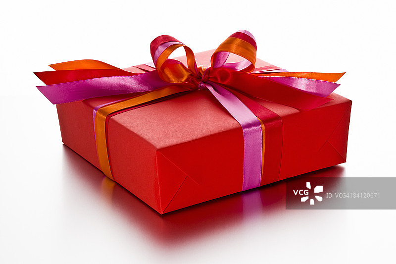 包裹红色的礼物/礼物，带蝴蝶结图片素材