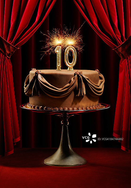 舞台上的生日蛋糕和10号蜡烛图片素材