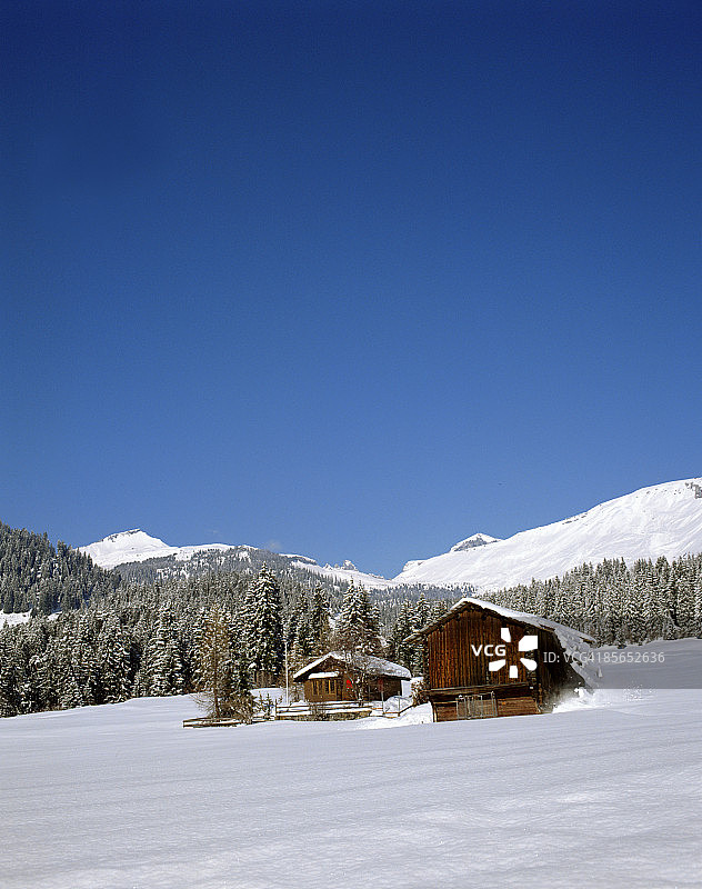 小屋在雪图片素材