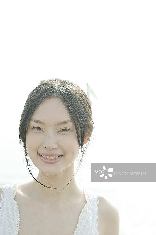年轻的日本女人微笑着，肖像图片素材