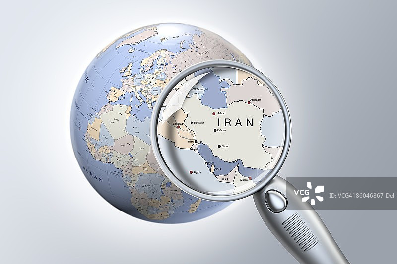 放大镜显示伊朗在地球仪上的特写图片素材