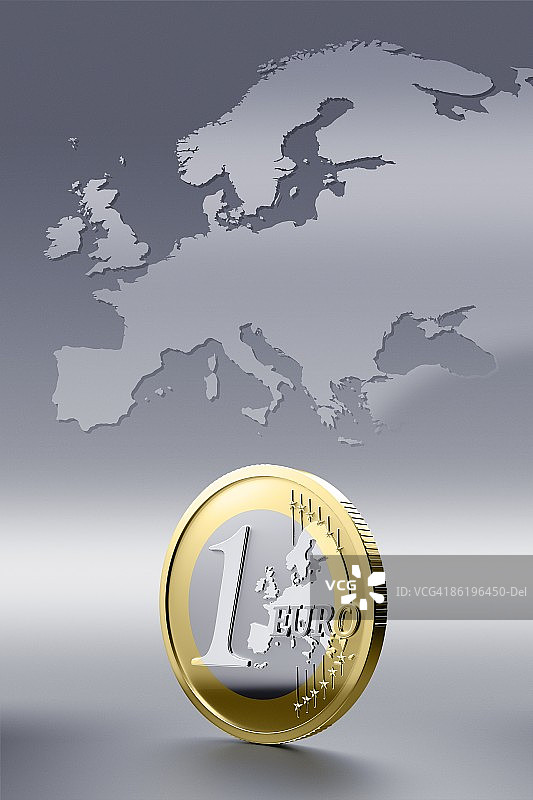 一枚欧元硬币放在欧洲地图前面图片素材