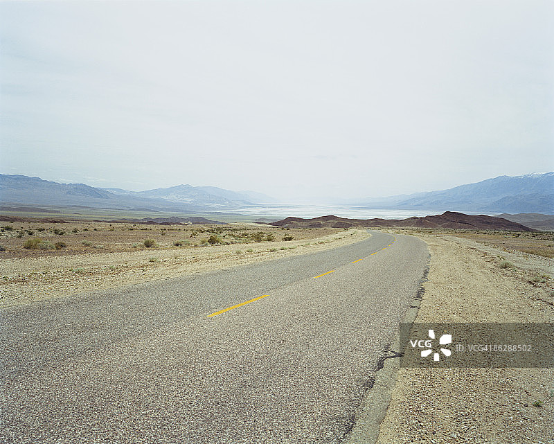 加州死亡谷有山的沙漠路图片素材