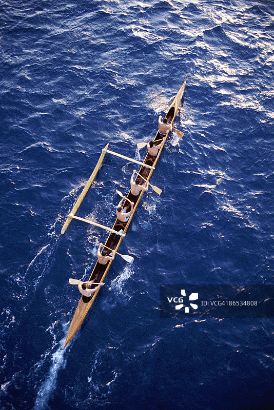 海洋上的支腿独木舟图片素材