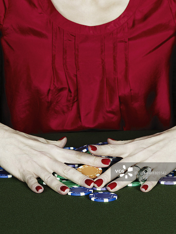 拿扑克筹码的女人图片素材