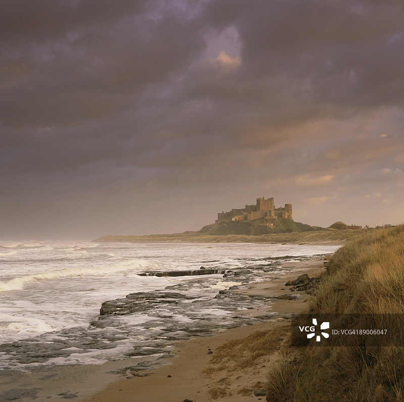 英国诺森伯兰郡班伯格阴暗海岸的城堡图片素材