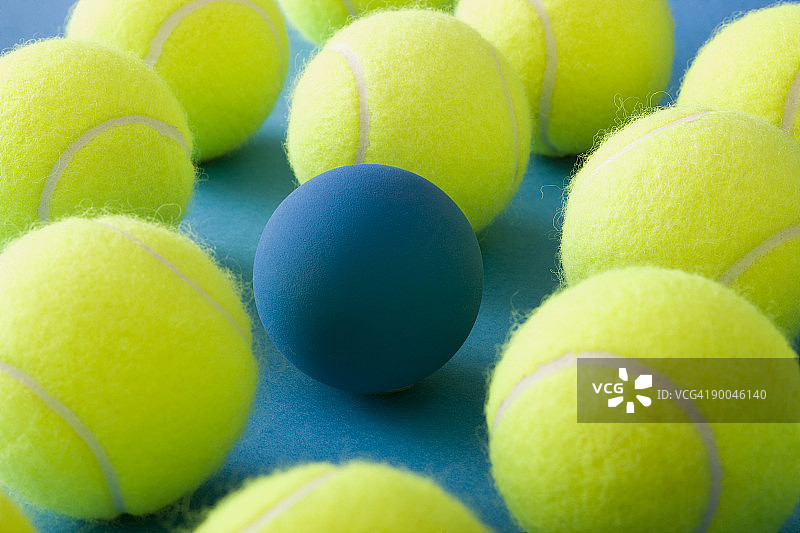 蓝色背景下的网球和壁球图片素材