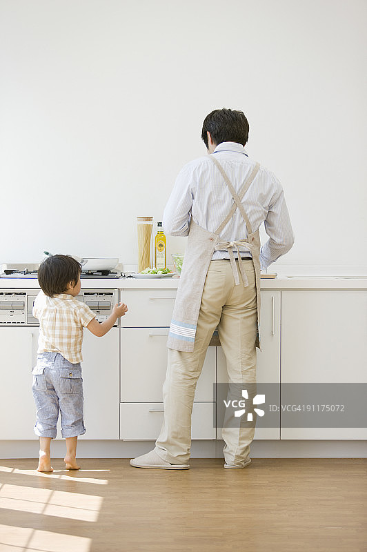 男孩和父亲在厨房里图片素材