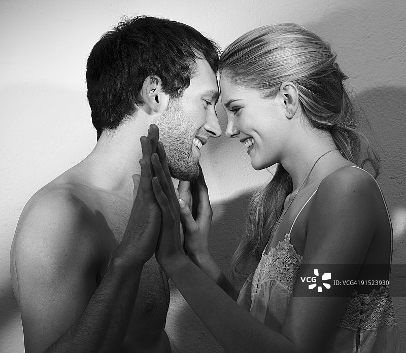 年轻夫妇手牵着手，面带微笑图片素材