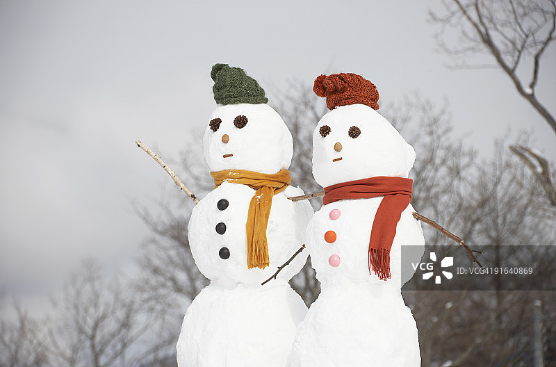 两个雪人代表一对在雪中的夫妇图片素材