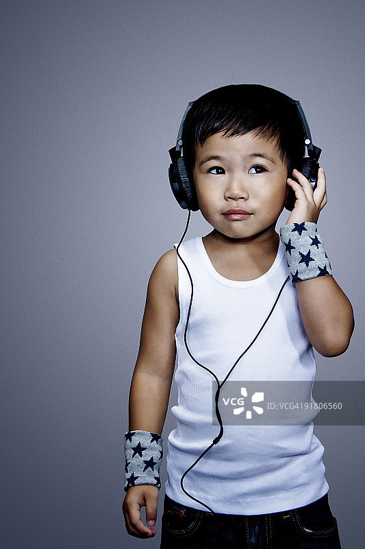 亚洲男孩听耳机图片素材
