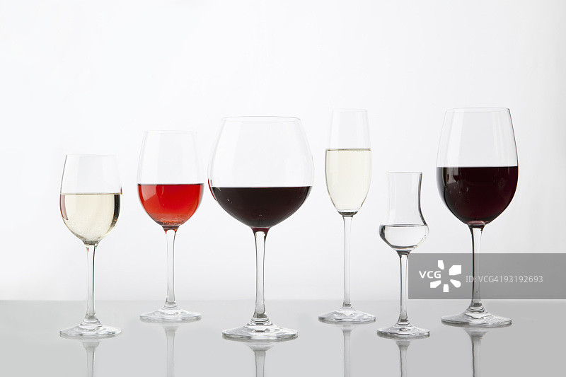 盛各种葡萄酒的排酒杯图片素材