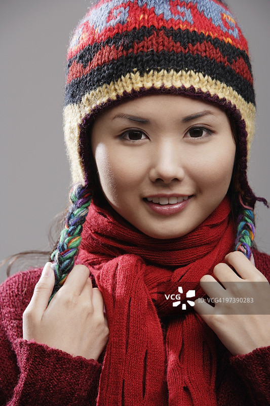 头戴针织帽的中国妇女图片素材