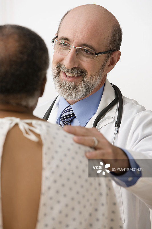 医生与病人交谈图片素材