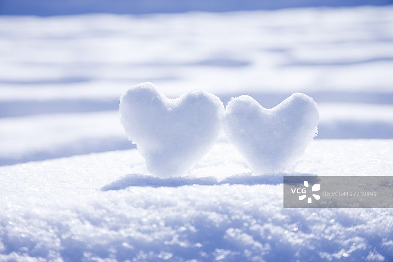 两颗用雪做成的爱心图片素材