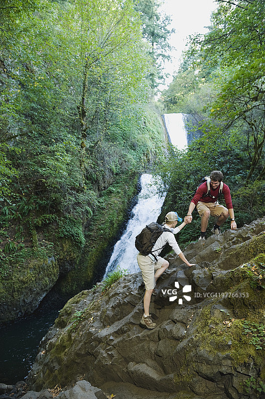 瀑布前的徒步旅行者图片素材