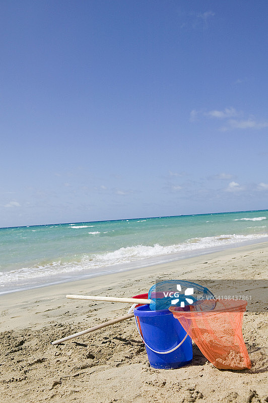 海滩上的塑料桶和勺子网的静物画图片素材