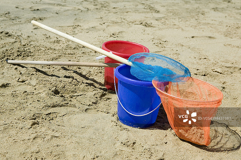 海滩上的桶和勺网静物画图片素材