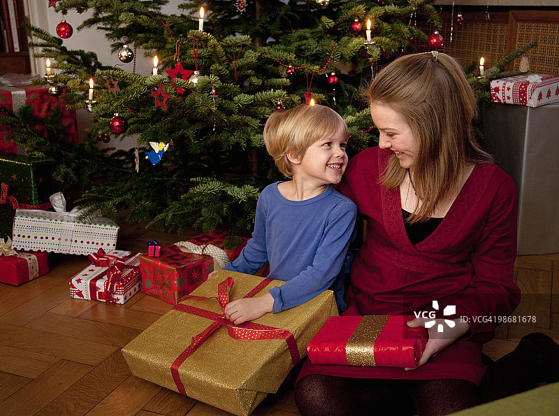 男孩和女孩带着圣诞礼物图片素材