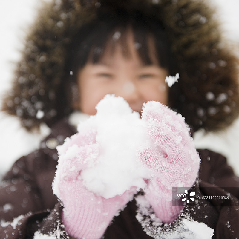 中国女孩拿着雪球图片素材