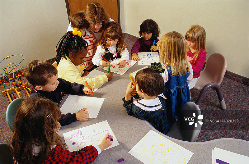 一群孩子在教室里画画图片素材