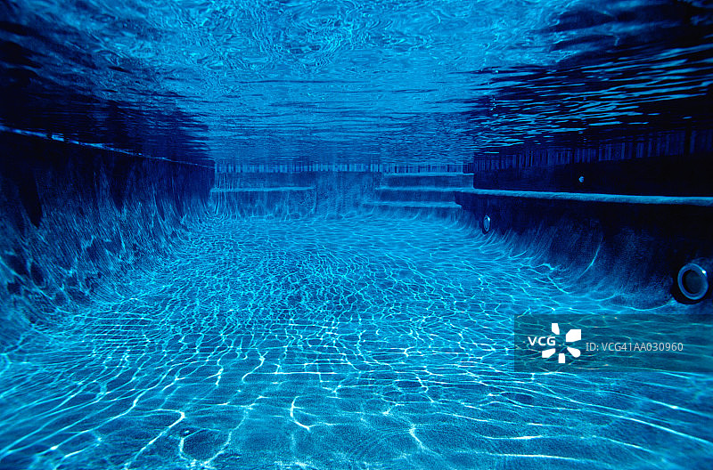 游泳池的水下视图图片素材