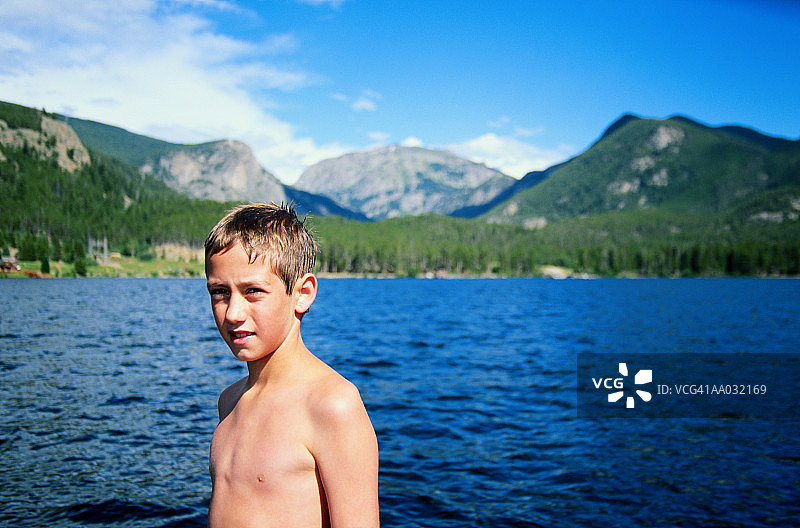 科罗拉多州湖上的少年图片素材