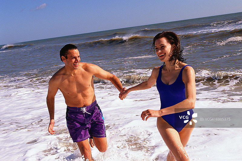 情侣在海洋中奔跑图片素材