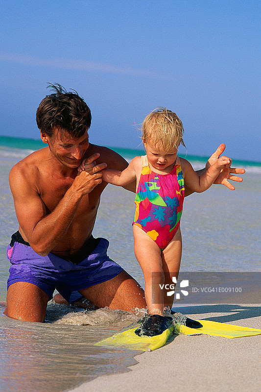 孩子和父亲在海滩上图片素材