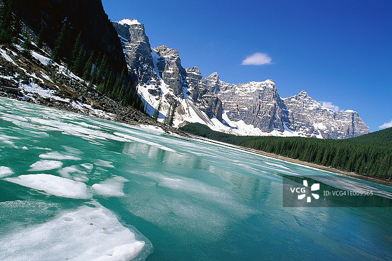 湖面上结了冰，背景是群山图片素材