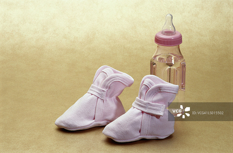 婴儿鞋和奶瓶图片素材
