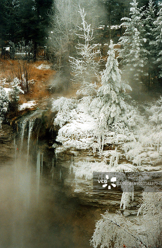 天然温泉形成瀑布、雾和冰图片素材