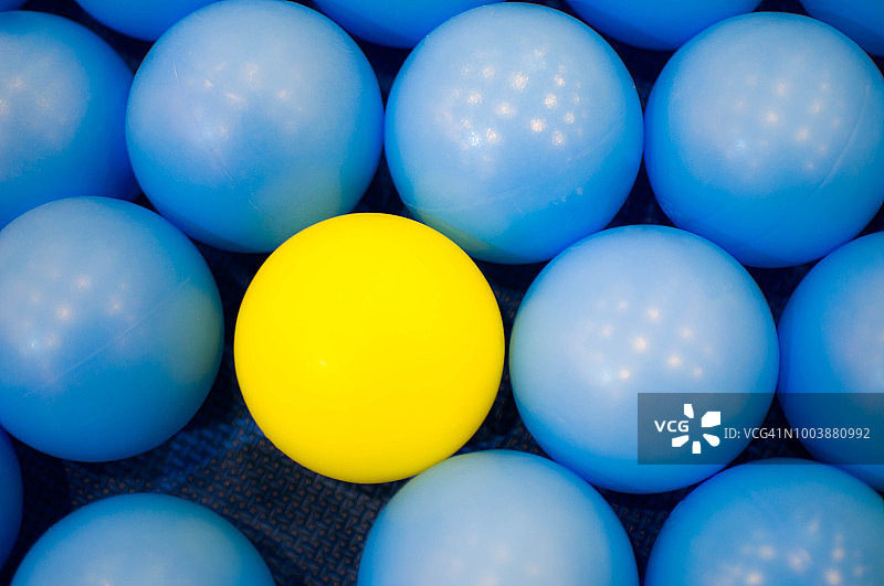 蓝球和一个黄球图片素材