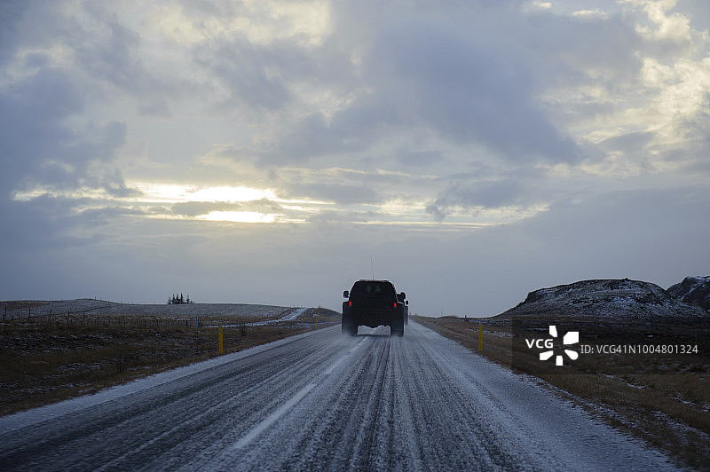 一辆四轮驱动的汽车在冰岛塞尔福斯附近的路上图片素材