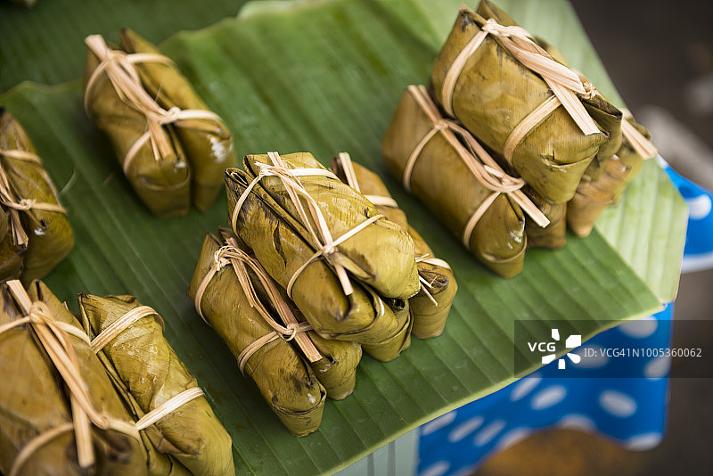 传统的泰国甜点叫Kow Tom Mud由糯米和豆瓣酱和香蕉叶制成图片素材