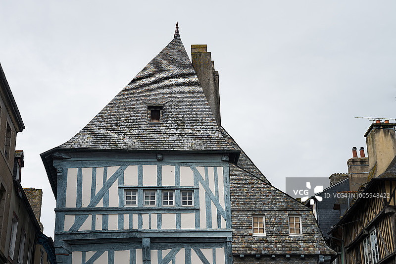 位于法国布列塔尼的中世纪小镇迪南(Côtes d’armor)的半木房屋，带有传统的陈腐屋顶图片素材