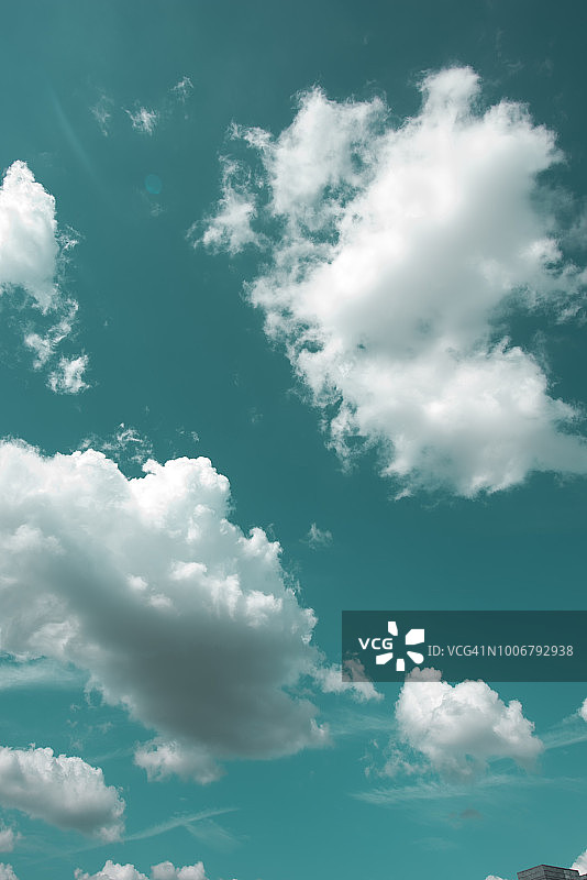 云的类型-蓬松的云和色调的天空图片素材
