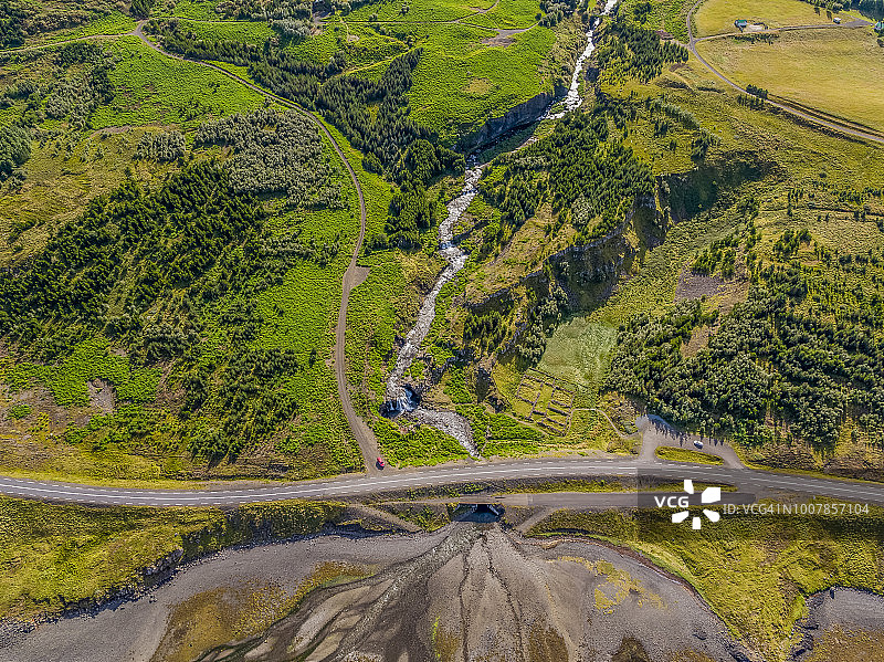 冰岛Hvalfjord瀑布湾旁的空中公路图片素材