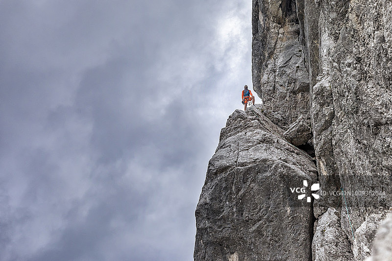 攀岩者站在大墙的岩石上图片素材