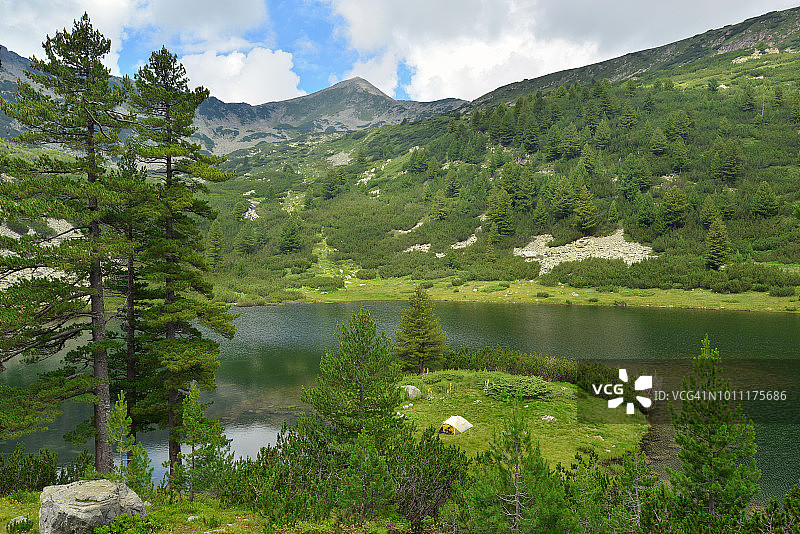 保加利亚皮林山附近的田园诗般的湖泊和一个帐篷图片素材