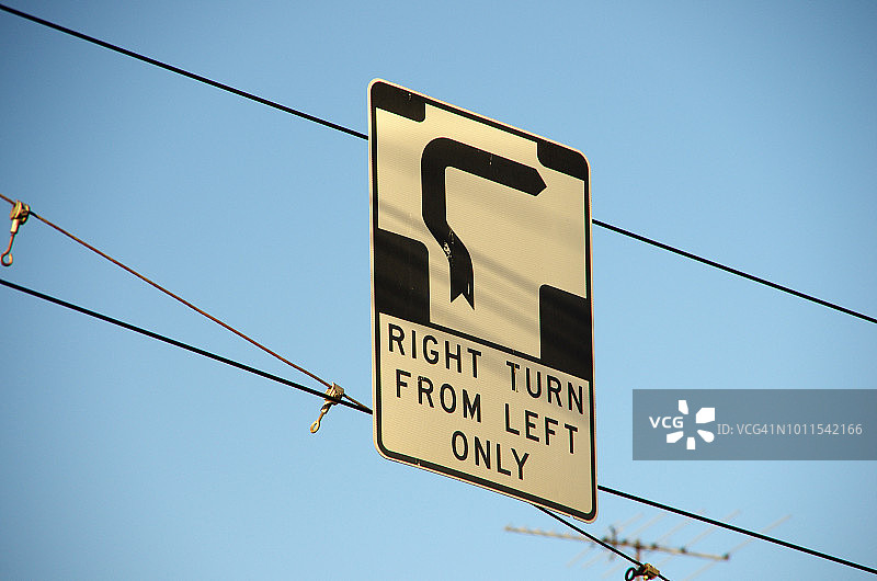 澳大利亚维多利亚州墨尔本市的“左转右转”钩转标志图片素材