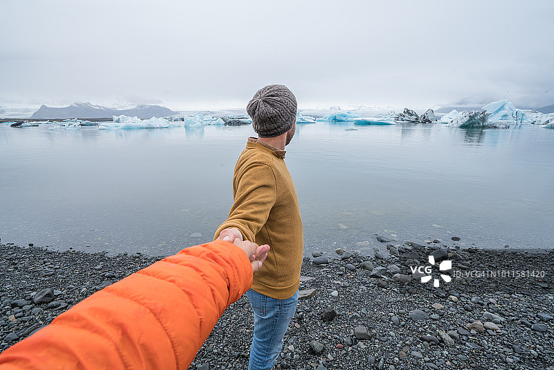跟我来概念，年轻男子带女友到冰岛冰川泻湖图片素材