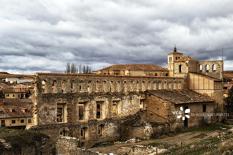 从城堡俯瞰贝兰加·德·杜埃罗。背景是圣公会教堂María德尔梅尔卡多。的索里亚、西班牙图片素材