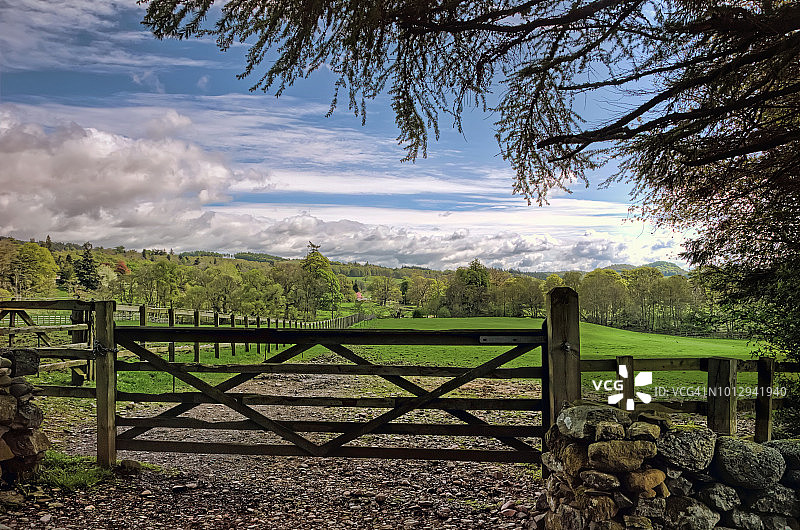 从大门望去，可以看到苏格兰高地上的一片大牧场，位于佩思郡科姆里村(Comrie)外。图片素材