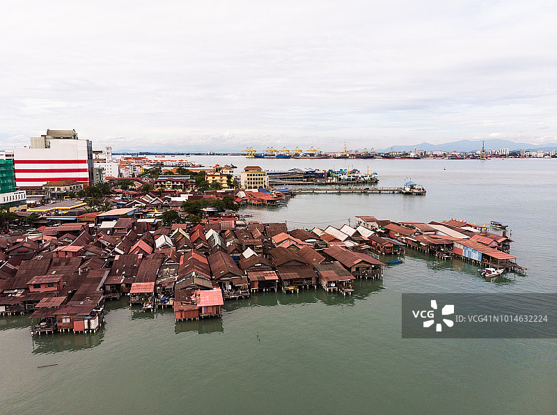 鸟瞰图的槟城氏族码头，传统的乡村棚屋在槟城，马来西亚图片素材