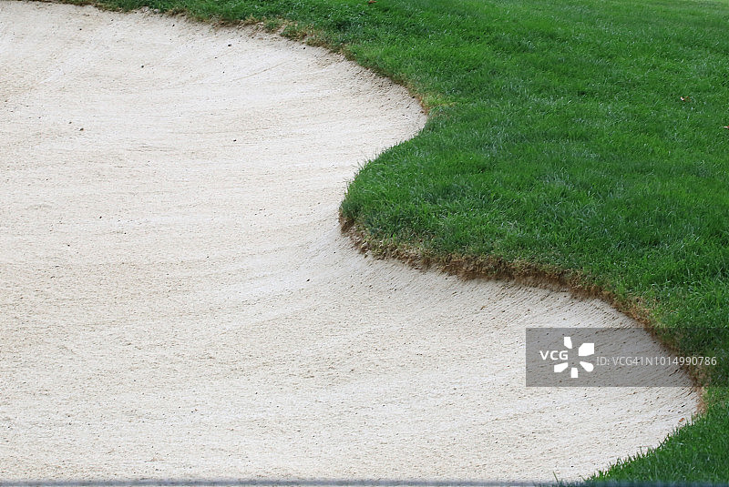 高尔夫球场里的全框架沙坑图片素材