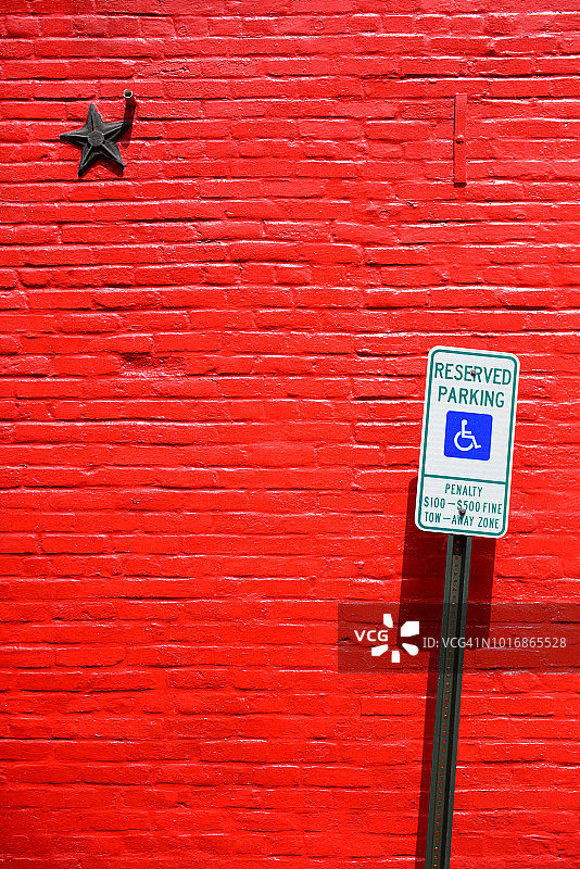 红色砖墙前预留的停车标志图片素材