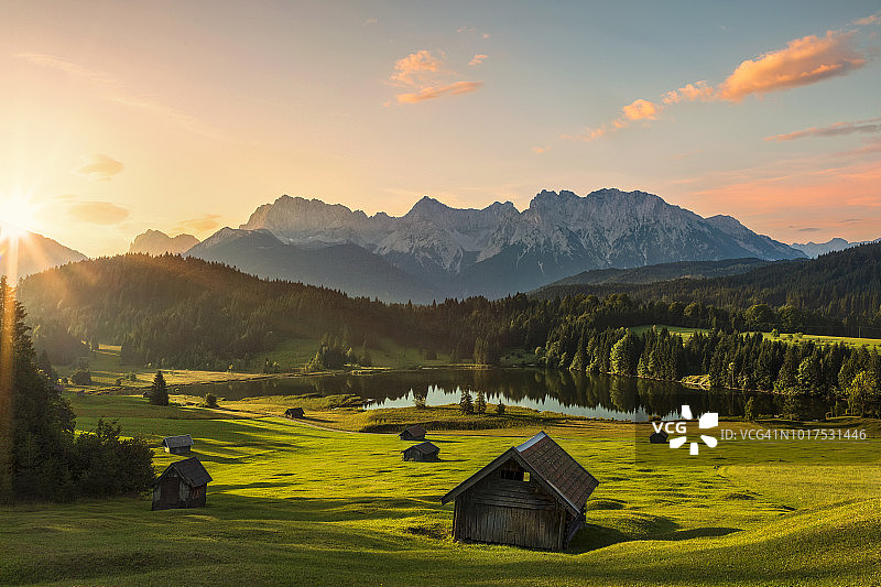 神奇的日出在阿尔卑斯湖格罗尔德湖-观赏卡温德尔山，加尔米施帕滕基兴，阿尔卑斯山图片素材